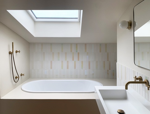 Bagno in stile naturale di 6 di AV Architettura