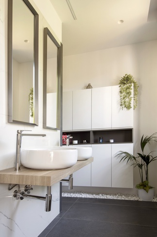 Bagno in stile contemporaneo di 6 di kkarchitecture