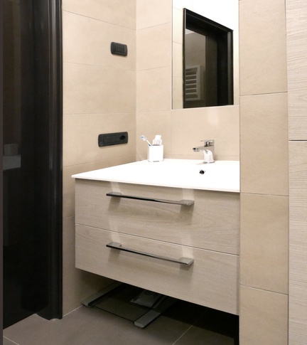 Bagno in stile contemporaneo di 4 di architetto Caterina Martini