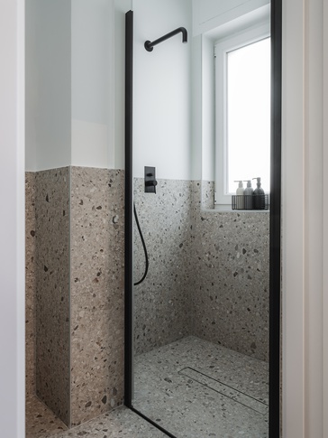 Bagno in stile moderno di 5 di Studio Tandem Architetti