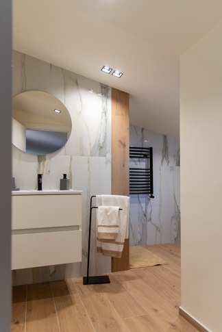 Bagno in stile contemporaneo di 5 di ValentinaZoccoArchitetto