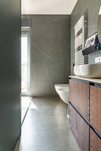 Bagno in stile contemporaneo di 6 di Studio Tandem Architetti