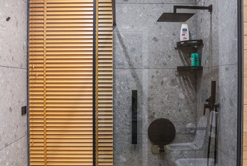 Bagno in stile nordico di 10 di Studio di Architettura e Design AM