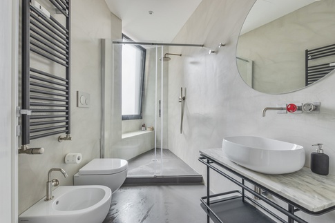 Bagno in stile contemporaneo di 4 di L2 Architettura