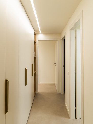 Corridoio in stile moderno di 4 di Davide Gratteri Architetto