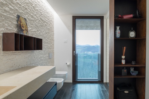 Bagno in stile moderno di 9 di L2 architecture + interior design