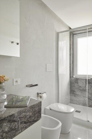 Bagno in stile contemporaneo di 6 di Chantal Forzatti architetto