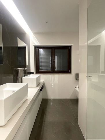 Bagno in stile contemporaneo di 8 di IMA STUDIO