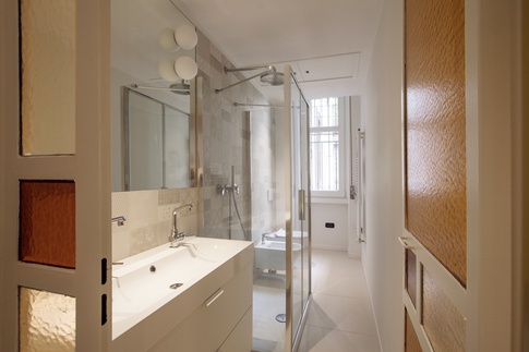 Bagno in stile contemporaneo di 5 di Chantal Forzatti architetto