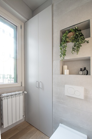 Bagno di Servizio in stile contemporaneo di 4 di architetto Caterina Martini