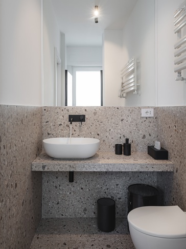 Bagno in stile moderno di 5 di Studio Tandem Architetti