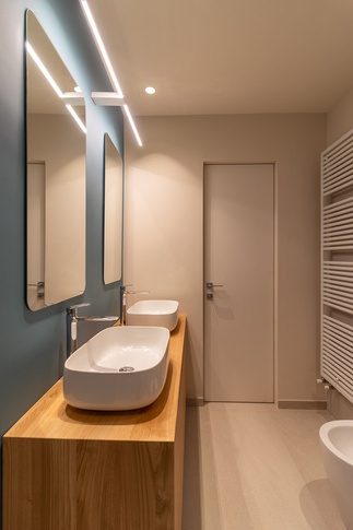 Bagno in stile contemporaneo di 5 di Gambino Flamini | architetti