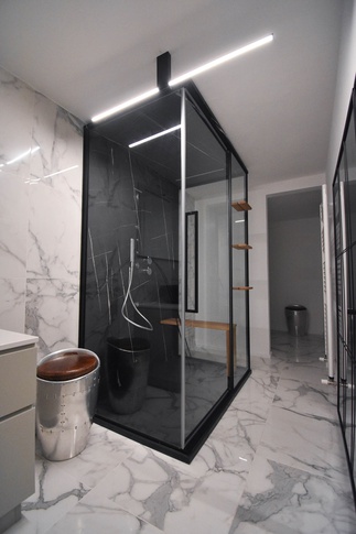 Bagno in stile contemporaneo di 9 di Ndesign studio