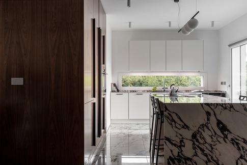 Cucina in stile contemporaneo di 50 di italo armone design studio