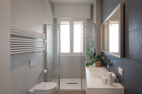 Bagno in stile contemporaneo di 7 di architetto Caterina Martini