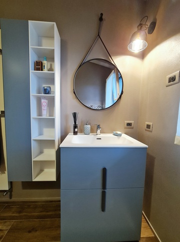 Bagno in stile moderno di 4 di Distretto Lab