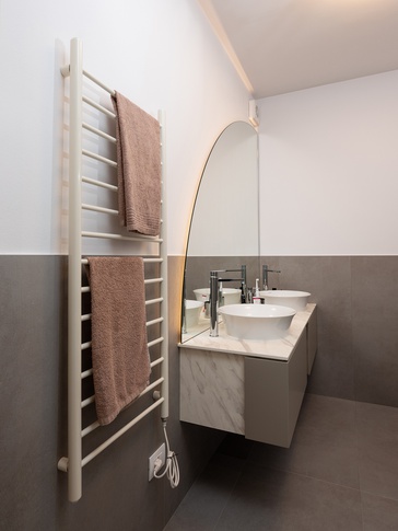 Bagno in stile contemporaneo di 5 di Studio di Architettura FM