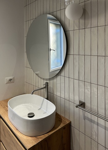 Bagno in stile contemporaneo di 5 di Studio Punto