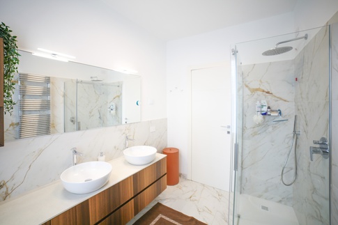 Bagno in stile contemporaneo di 6 di VMarchitetti