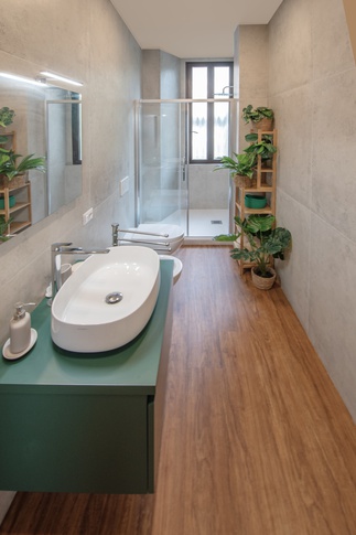 Bagno in stile contemporaneo di 6 di architetto Caterina Martini