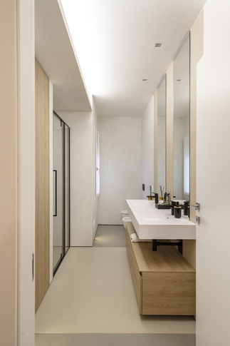 Bagno in stile moderno di 7 di L2 architecture + interior design