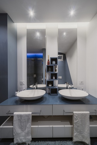 Bagno in stile contemporaneo di 6 di Annalisa Carli Architetto