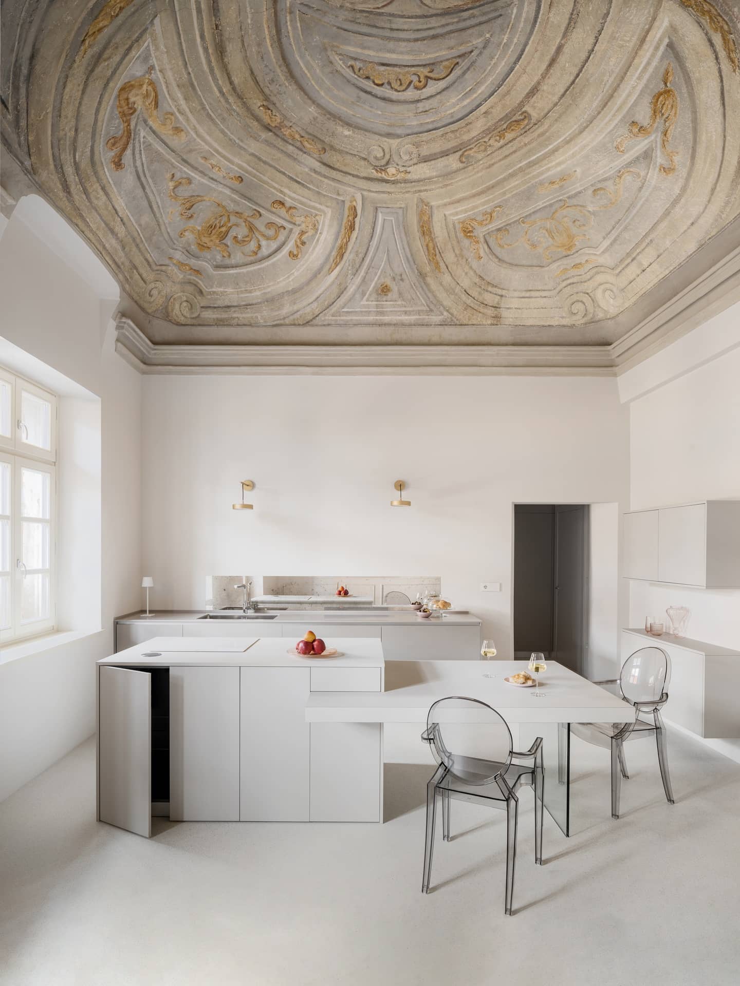 cucina con affreschi a soffitto