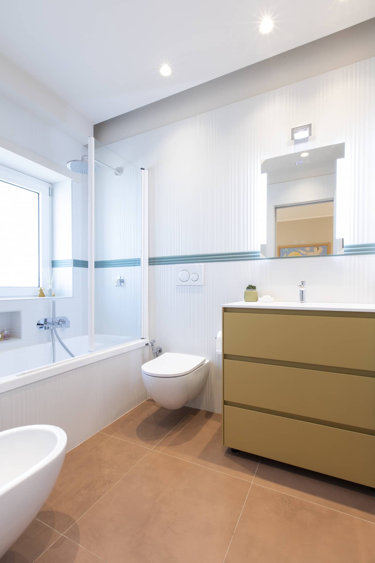 Bagno in stile moderno di Sara Edalatkhah