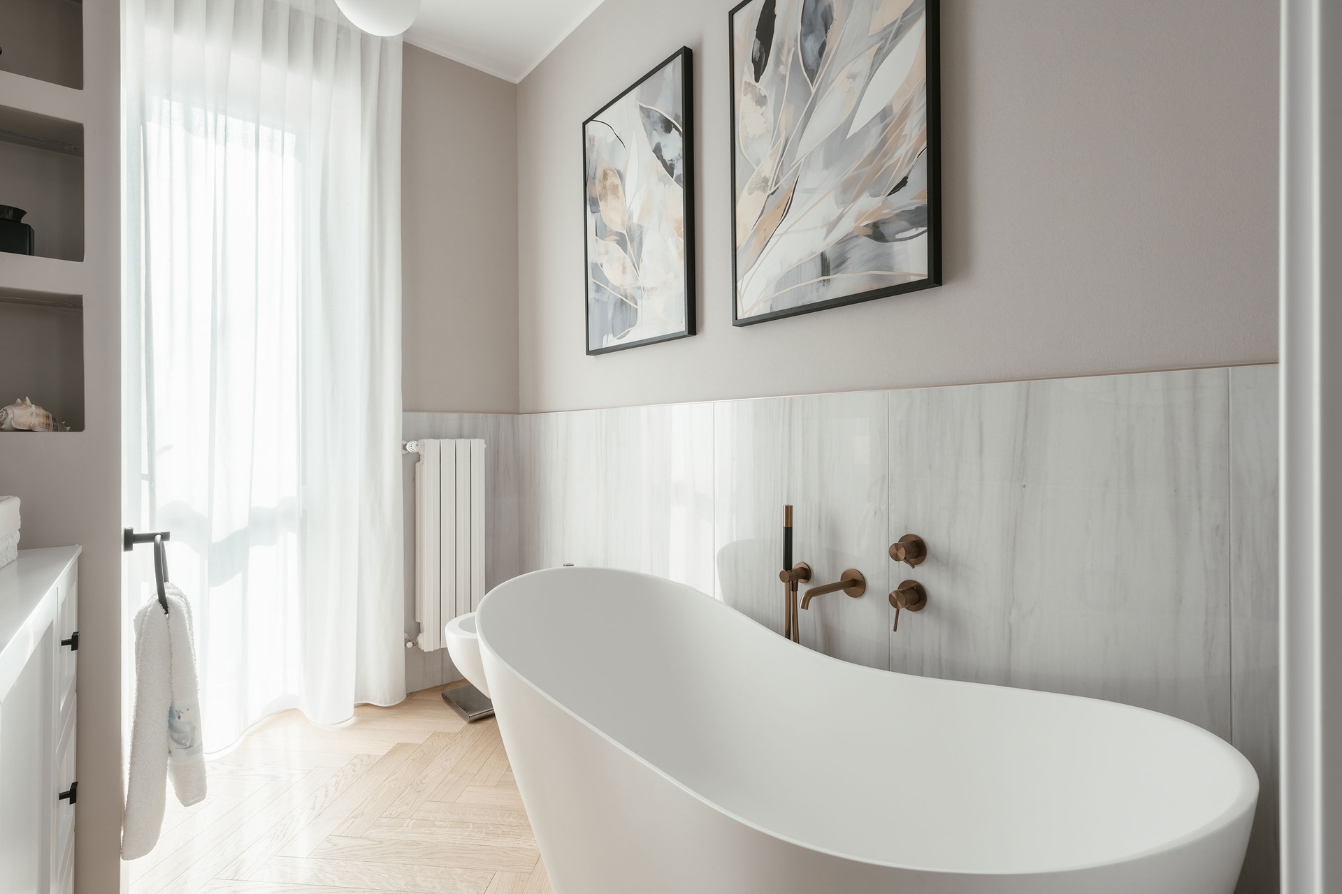 Bagno elegante con vasca