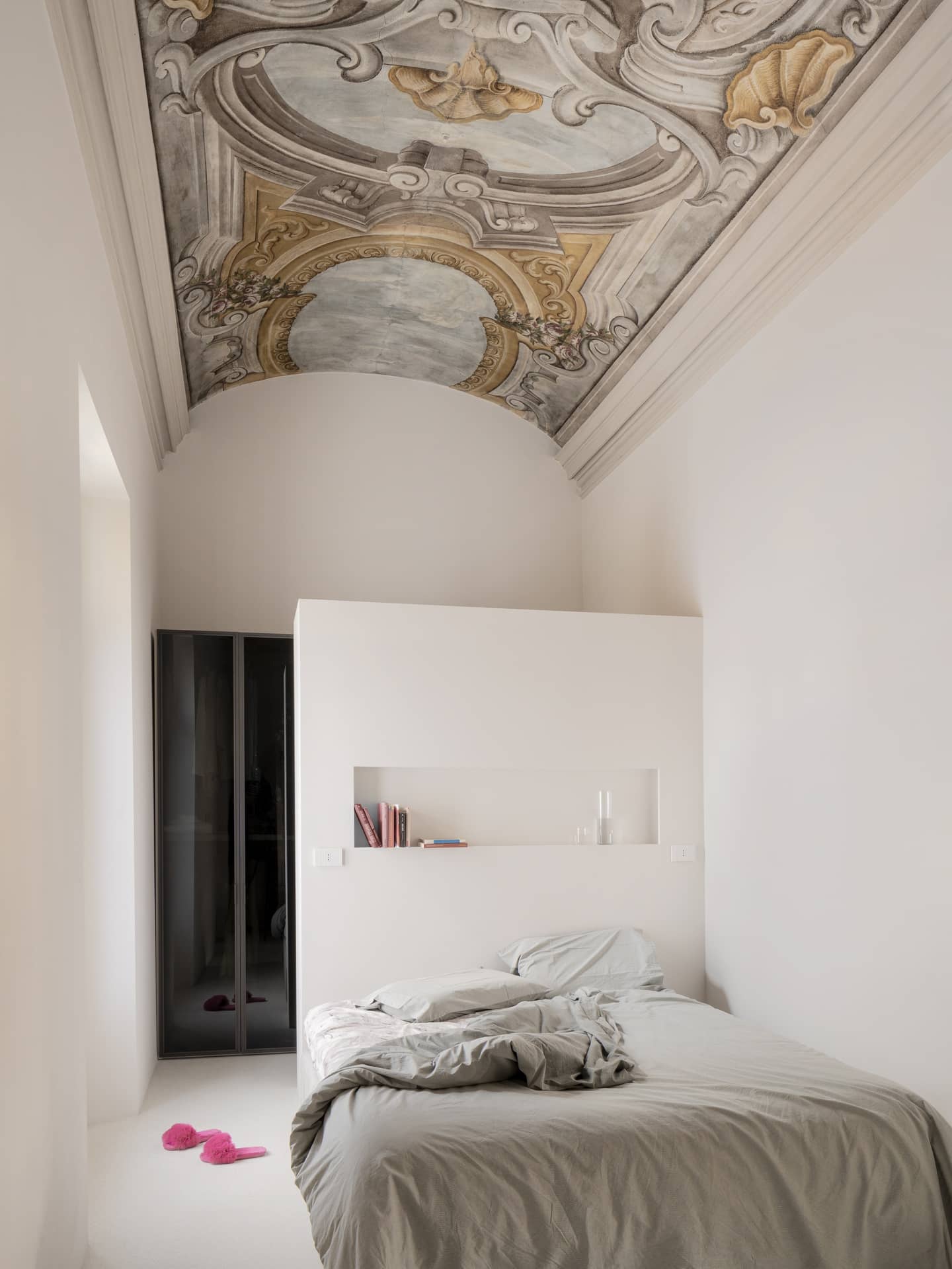 Camera da letto con affreschi a soffitto