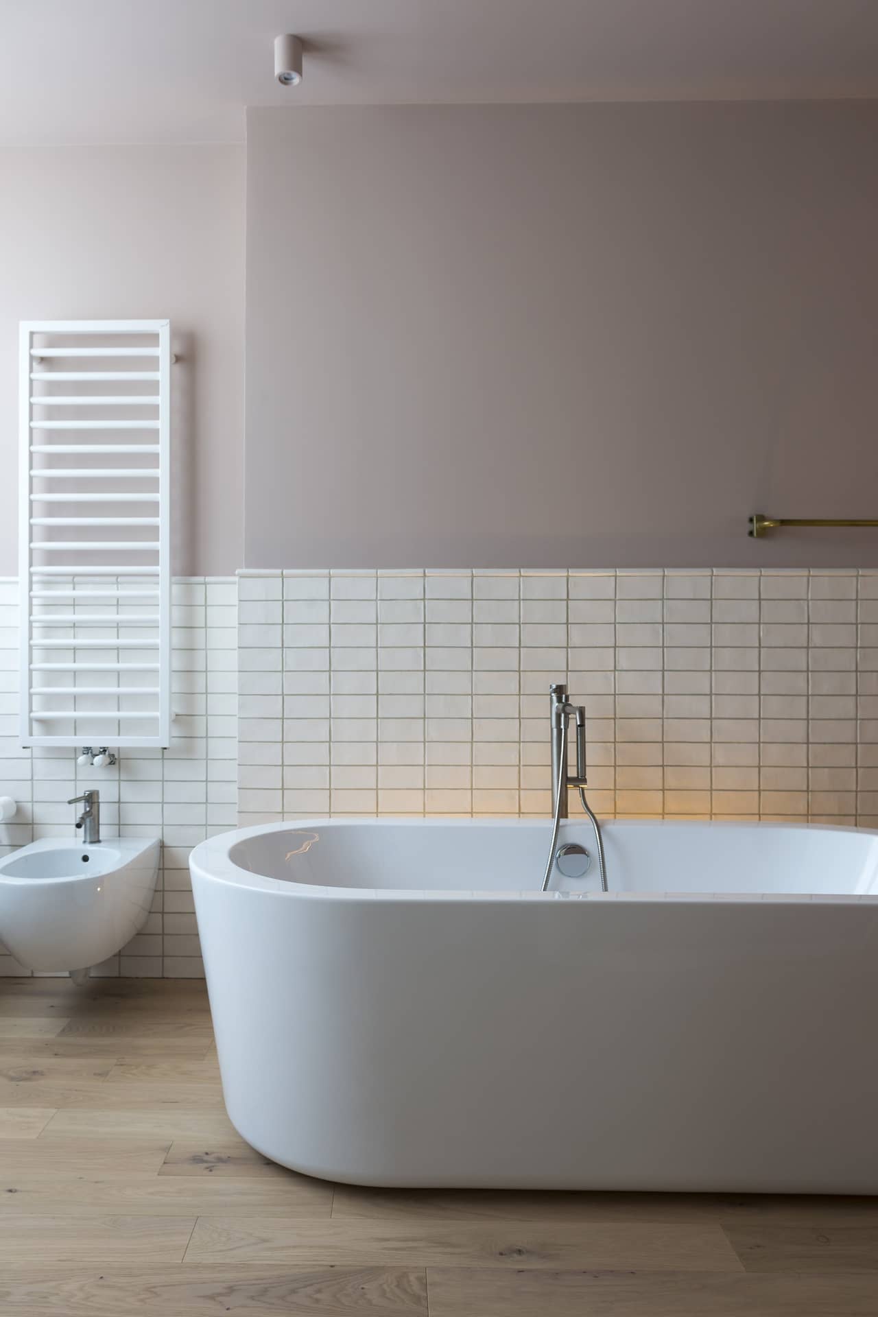 bagno en suite con una vasca