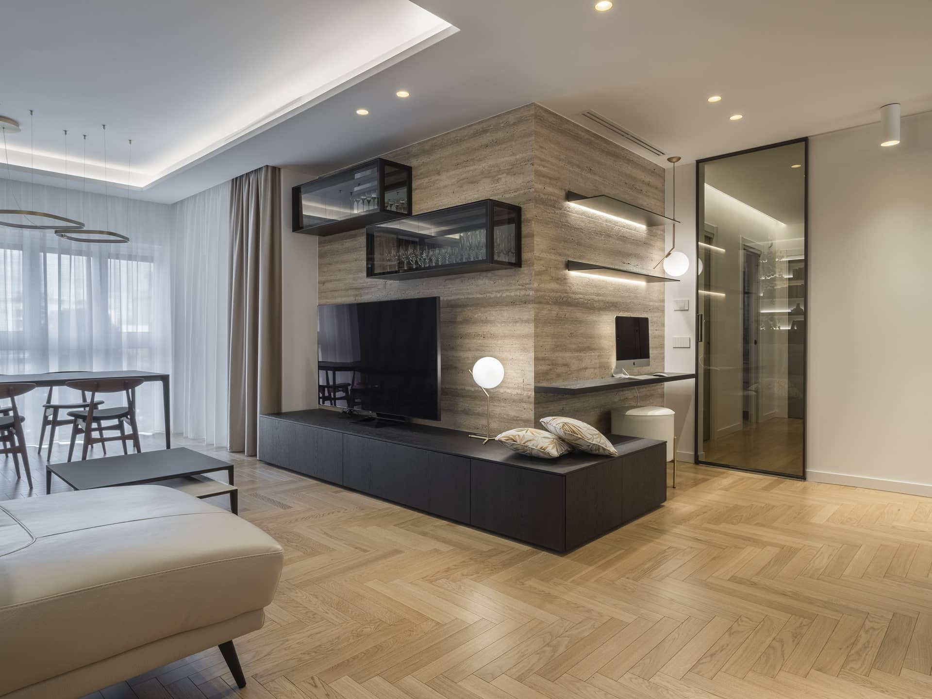 Marmo travertino e parquet in rovere naturale