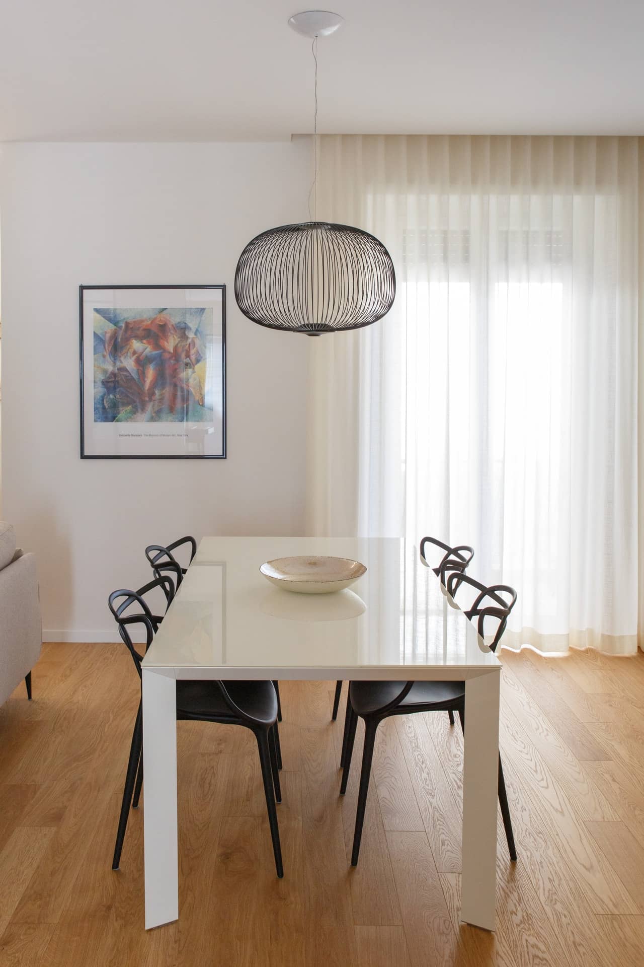 Sala da pranzo in stile moderno con tavolo e sedie